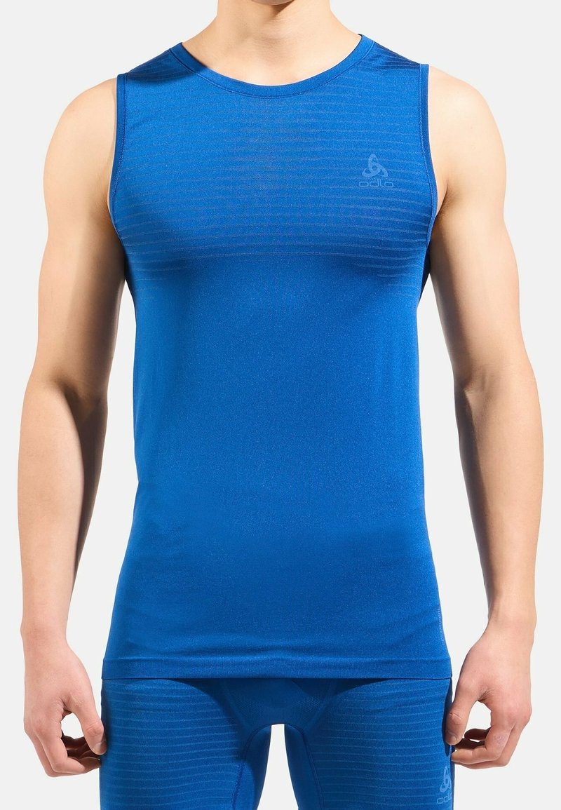 Débardeur de sport bleu sans manches avec une texture lisse, présentant des rayures horizontales sur la poitrine et un détail de logo à l'épaule.