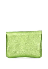 Bolso de mano metálico verde con una textura suave, forma rectangular y un diseño sencillo de plegado. Sin hardware ni acentos visibles.