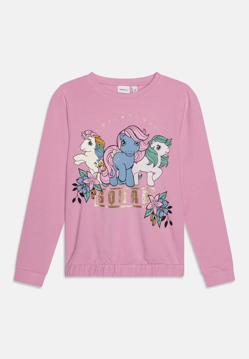 Rosa sweatshirt med långa ärmar, prydd med en grafik av tre färgglada ponnyer och blommönster, samt "SQUAD" i guldtext.