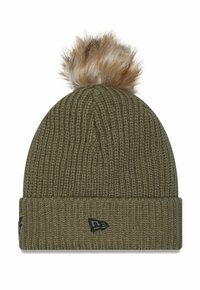 Olivgrüner Strickbeanie mit umschlagbarem Bündchen und einem fluffigen, hellbraunen Pompon oben. Besticktes Logo an der Seite.