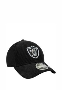 Schwarze Fischgrätkappe mit einem weißen, gestickten Raiders-Logo auf einem Wappen. Die Kappe hat einen gebogenen Schirm und ist aus strukturiertem Stoff gefertigt.