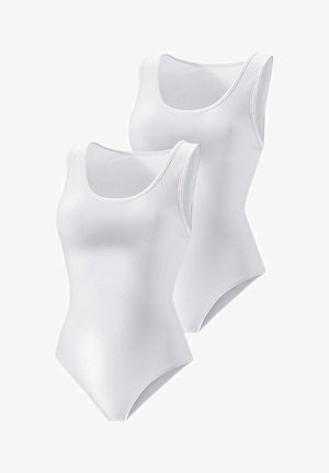 Camisetas sin mangas blancas, hechas de una tela suave, con escote redondeado y diseño sin mangas. Dos piezas mostradas una al lado de la otra.