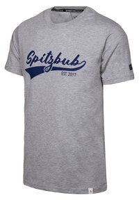 Graues Baumwoll-T-Shirt mit einem navyblauen Grafiktext "Spitzbub EST. 2017" auf der Vorderseite, mit kurzen Ärmeln und rundem Ausschnitt.