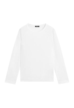 Hvid langærmet t-shirt med rund hals og en lille sort mærkat med mærkenavn indeni kraven, vist på en hvid baggrund.