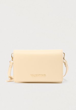Beige, rechthoekige Valentino schoudertas met klep en verstelbare riem, voorzien van een metalen logo aan de voorkant.