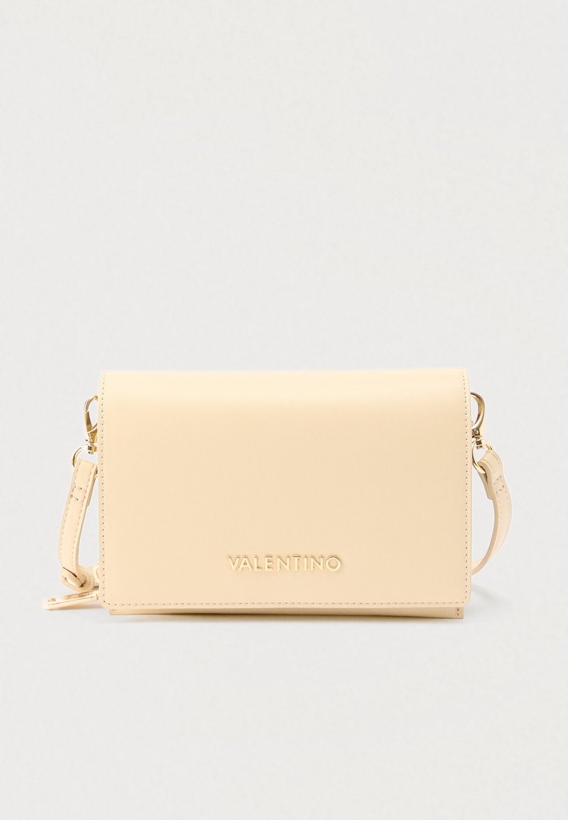 Bolso bandolera rectangular beige de Valentino con cierre de solapa y correa ajustable, con logo metálico en el frente.