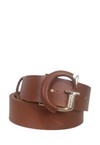 Cintura in pelle marrone con una fibbia rotonda dorata che presenta un accento a forma di 'T'. Texture liscia, regolabile con più fori.