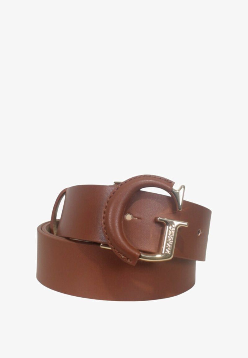 Cintura in pelle marrone con una fibbia rotonda dorata che presenta un accento a forma di 'T'. Texture liscia, regolabile con più fori.