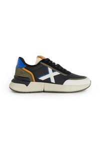 Sneaker bianco e nero con tomaia in rete, presenta dettagli blu, arancione e oliva, design testurizzato e suola spessa.