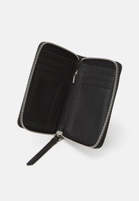 Portafoglio in pelle nera con chiusura a zip, numerose fessure per carte, una tasca trasparente per l'ID e un piccolo scomparto con zip per le monete.