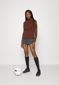 Nike Performance WINTERIZED - Sweatshirt - bronze eclipse/redstone/total orange