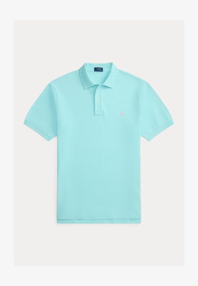 Hellblaues Poloshirt mit kurzen Ärmeln, einer Zwei-Knopf-Leiste und kleinem pinkfarbenem Sticklogo auf der linken Brust.