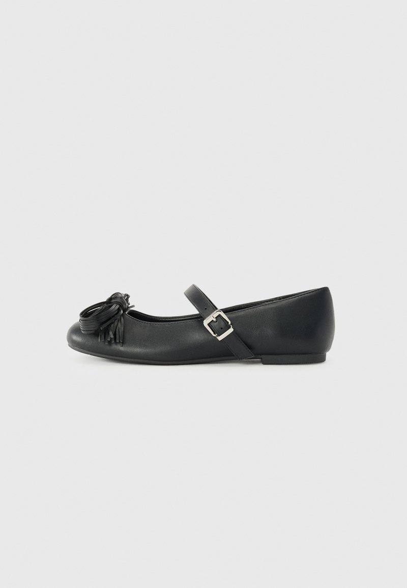 Mustat nahka ballet-tasapohjat, joissa on pyöristetty kärki, koristeellinen fringed yksityiskohta ja sivu-solki. Minimalistinen muotoilu ja sileä pinta.