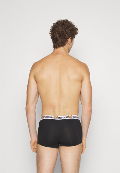 Boxer-briefs noirs avec une ceinture logo Moschino présentant un motif d'ours, en tissu doux, offrant un ajustement confortable et un design minimaliste.