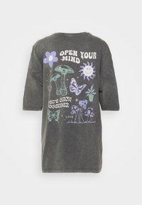 Grafická šedá oversized tričko s barevnými potisky: houby, květiny, slunce, motýli a text "OTEVŘI SVOU MYSL" a "vyrosteme spolu."