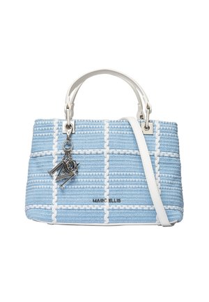 Sac à main tissé bleu avec des rayures blanches verticales et horizontales, poignées blanches, bandoulière amovible et breloques décoratives argentées à l'avant.