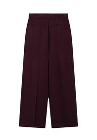 Donker bordeaux brede broek met riemlussen en twee achterste paspelzakken, plat weergegeven op een witte achtergrond.