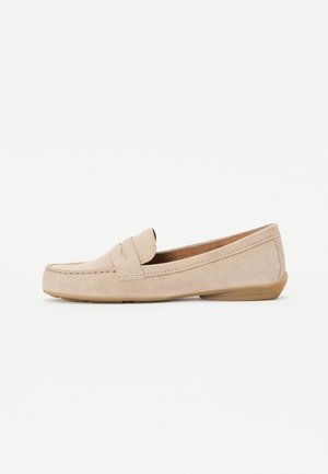 Beige Wildlederloafer mit einer Riemen-Detail vorne, weicher Textur, niedriger Gummisohle und abgerundeter Zehenform, geeignet für legere Anlässe.