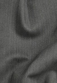 Harmaa kangas, jossa on hienovarainen vinoraitakuosis, joka tarjoaa sileän pinnan ja kevyen, kudotun rakenteen.