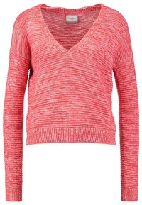 Maglione lavorato a maglia corallo con scollo a V, maniche lunghe e vestibilità ampia. Presenta un motivo testurizzato con orlo e polsini a coste.