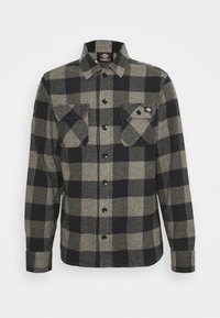 Herrenhemd mit langen Ärmeln, schwarz-grau kariert, zum Knöpfen, mit zwei vorderen aufgesetzten Taschen mit Knöpfen und Kragen.