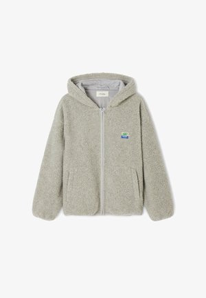 Sudadera con cremallera de forro polar en gris claro, con una textura suave, grandes bolsillos y capucha. Presenta un pequeño logo colorido en el pecho.