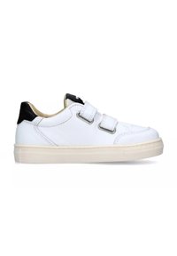 Sneaker in cuoio bianco con chiusure in Velcro, accentuazione nera sul tallone e suola in gomma testurizzata. Progettato per il comfort e l'abbigliamento casual.