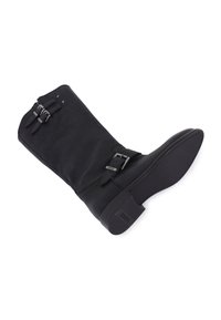 Bota de cuero negro hasta la rodilla con dos accesorios de hebilla y una superficie texturizada. Cuenta con una suela de goma sólida y un tacón ligeramente elevado.