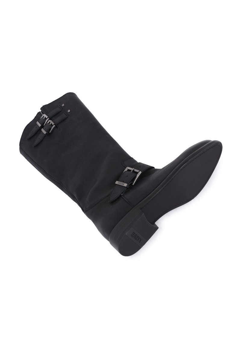 Czarne skórzane kozaki do kolan z dwoma akcentami w postaci klamer oraz teksturowaną powierzchnią. Posiadają solidną gumową podeszwę i nieco podwyższony obcas.