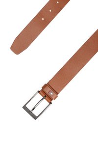 Curea din piele maro cu un finisaj texturat, având o cataramă din metal argintie și un accent mic cu logo pe prindere.