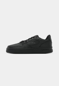 Svarte lærersneakers med rund tå, flat snøring, teksturert sidepanel og preget logo. Har gummisåle for godt grep.