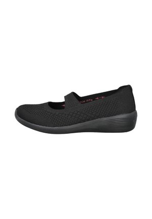 Zapato negro tipo slip-on con parte superior de malla transpirable y un diseño texturizado, además de una correa elástica a lo largo del empeine. Suela de goma de perfil bajo.
