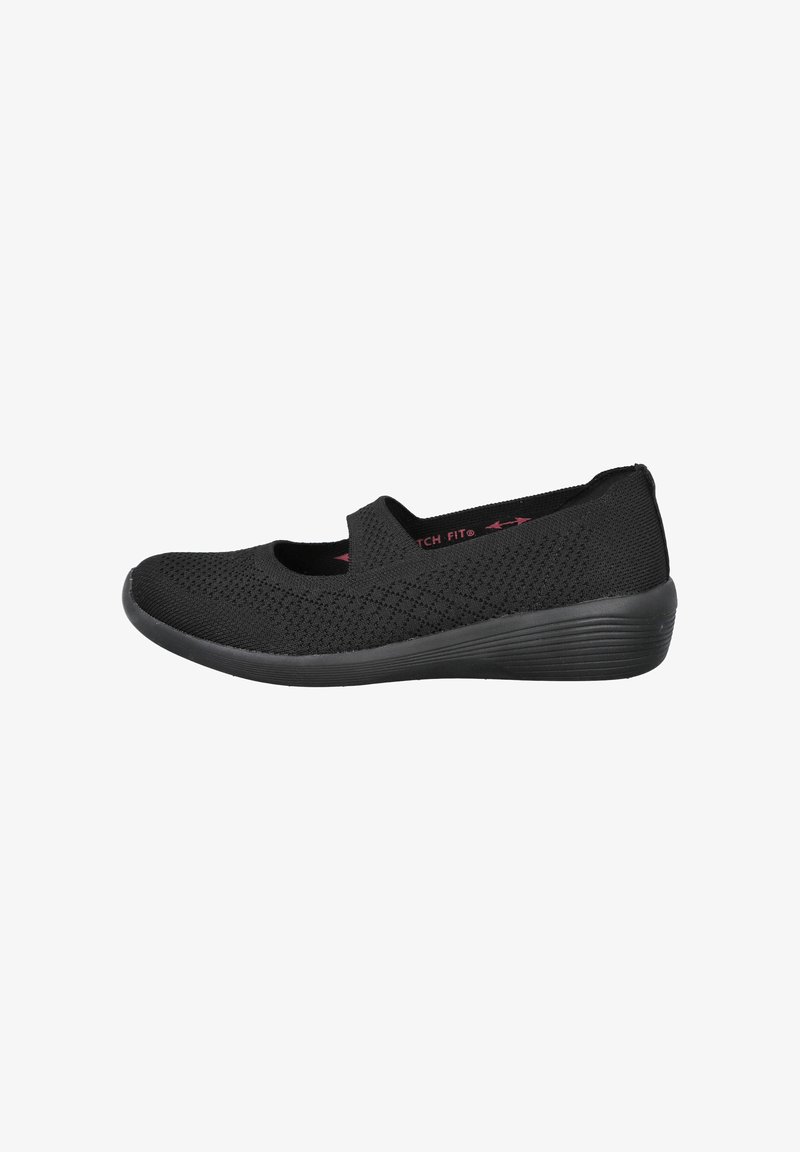 Zapato negro tipo slip-on con parte superior de malla transpirable y un diseño texturizado, además de una correa elástica a lo largo del empeine. Suela de goma de perfil bajo.