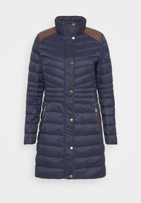 Marineblauer Puffer-Mantel mit hohem Kragen, braunen Cordura-Akzenten an den Schultern, seitlichen Reißverschlusstaschen und goldenen Hardware-Details.