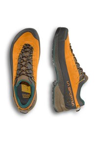 Orange och grå klätterskor med övre i mocka, gummitåhuvud och texturerad sula. Utrustad med svarta snören och teal-accenter på kanterna.