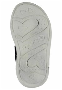 Suola di gomma bianca con motivo a cuore, texture liscia e scanalature per la trazione, con branding in rilievo che recita "20".