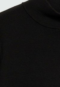 Tissu en tricot côtelé noir avec un gros plan d'un col haut et rond sur un vêtement.