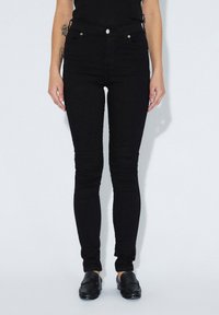 Černé skinny džínsy z denimu s hladkou texturou, vysokým pasem, pětivreckovým designem a jedním předním knoflíkem.