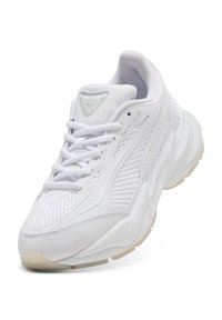 Vit atletisk sneakers med mesh och syntetiska överdrag, snörning, tjock sula och RS Puma-logotyp på den vadderade tungan.
