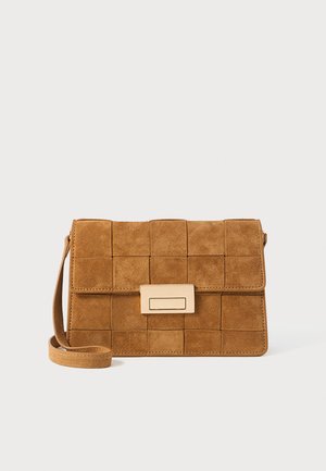 Sac à main en suede marron avec un design matelassé, de forme rectangulaire, fermeture à rabat avec quincaillerie dorée et une bandoulière détachable.