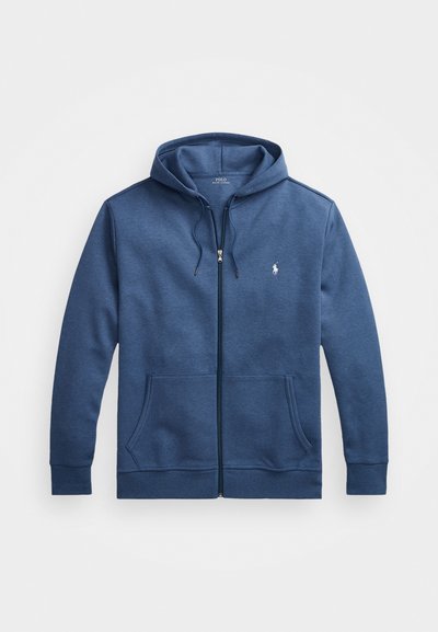 Σκούρο μπλε φούτερ με φερμουάρ, φτιαγμένο από απαλό ύφασμα, διαθέτει κουκούλα, δύο μπροστινές τσέπες, ριχτές μανσέτες και ένα μικρό λογότυπο στο στήθος.