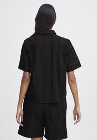 b.young BYFENNI CROPPED BLOUSE - Skjortebluser - black