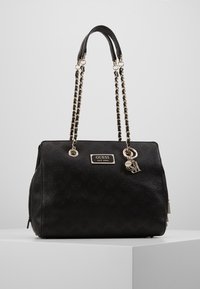 Sac à main en synthétique noir avec un motif de logo en relief, double poignées, accents en chaîne dorée et un charme de marque. Design structuré.