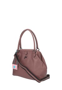 Sac à main en cuir rose texturé avec doubles poignées et une bandoulière amovible, doté d'une petite poche avec un accent bleu et un détail de logo.