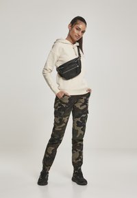 Urban Classics LADIES HIGH WAIST CAMO CARGO PANTS - Reisitaskuhousut - woodcamo