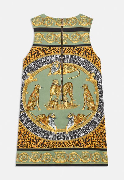 Αμάνικο φόρεμα με πράσινο φόντο και ζωικά σχέδια, όπως λεοπαρδάλεις και τίγρεις, με διακοσμητικά μοτίβα σε μαύρο και χρυσό.