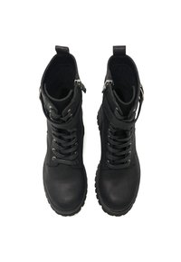 Botas de cuero negro hasta el tobillo con un diseño de cordones, cremalleras laterales y suelas de goma texturizadas. Acabado liso con acentos de herrajes metálicos.