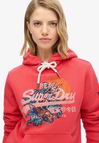 Superdry & Co TOKYO VINTAGE LOGO GRAPHIC  - Jersey con capucha - soda pop red