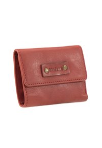 Rote Lederbörse mit strukturierter Oberfläche, mit einem Druckverschluss und einem vorderen Patch mit dem Markennamen, verziert mit zwei Metallnieten.