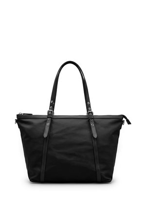 Borsa tote nera con manici lunghi, fibbia argentata e dettagli con occhielli, e chiusura con zip superiore su sfondo bianco.